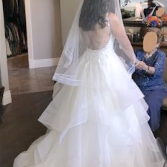 Wedding Dress 👀 | Maggie Sottero Size 4 (tag: Size 6) - Picture 6 of 13